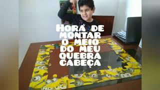 Davi em  Montando quebra cabeça do Minions