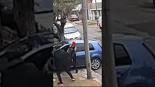 Un barrendero evitó a escobazos que dos ladrones se lleven el auto de un vecino en San Isidro