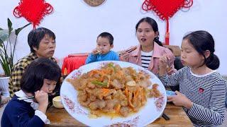 Mom tried making sweet and sour pork for the first time.The children praised it for being delicious.