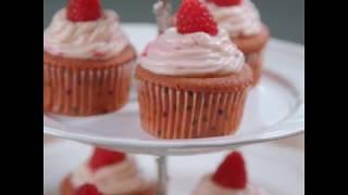 Himbeer-Cupcakes mit feiner Füllung und Topping