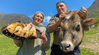 Unvergessliche Stierkopf- und Hufsuppe  Traditionelles Khash-Gericht  Dorfküche in der Natur