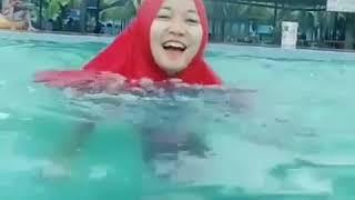 Hijaber mandi di kolam pakai baju ketat bikin penasaran