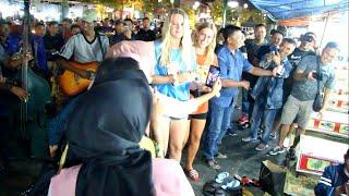 Mbak Bule Cantik Asik Berjoget Bareng Musisi Jalanan Malioboro Yogyakarta