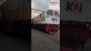 lihat kereta api lewat aja uda seneng  wkwkwk  Stasiun KM 0 Malioboro Yogyakarta 7 April 2024