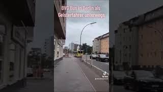 BVG- Bus fährt in Berlin auf falscher Seite