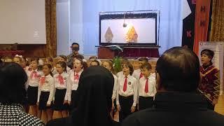 Anak-anak sekolah Rusia menyanyikan lagu Indonesia Raya