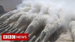 China floods Worlds biggest dam nears capacity - BBC News