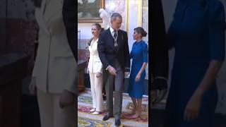 El rey #felipevi y la reina #Letizia muy pendientes de la #princesaLeonor en su gran día ️