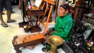 Live musik tradisional di mirota batik jogja