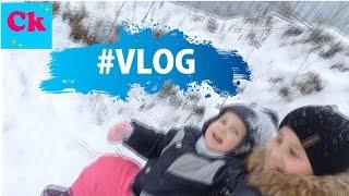 #VLOG Дети ВРЕЗАЮТСЯ в сугроб снега катаются с горки пришла зима Children cut into the snow