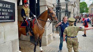 Royal Guard’s Swift Response to Disrespectful Tourist Shocked Everyone