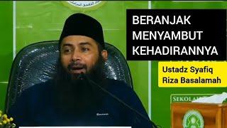 Beranjak Menyambut Kehadirannya  Ustadz Syafiq Riza Basalamah