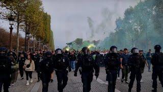 Les supporters du Maccabi Haïfa défilent sur les Champs-Élysées avant leur match contre le PSG 