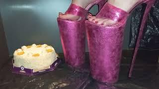 Xtreme High Heels Lady L crush Christmas cake with 14 inch35 cm ultra extreme mega platform mules.