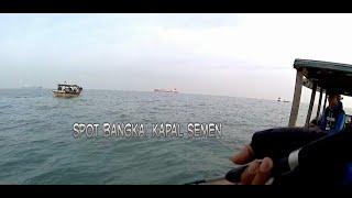 mancing di tengah laut di spot kapal semen belawan medan indonesia