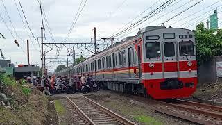 KRL 12 sf Cikarang melintas