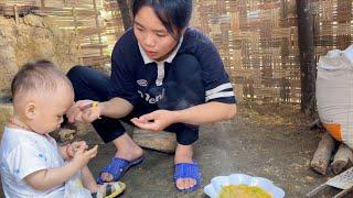 The single mother quickly ate a bowl of noodles and rushed to work. Du Duyên daily life