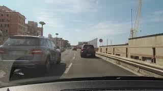 La panoramica strada sopraelevata di Genova lato mare con vedute del Porto Antico e dellAcquario.