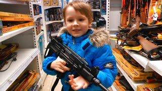 Детский магазин игрушек Играем в Войнушки в Детском мире Куча оружия для детей