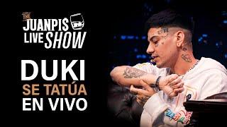 Una entrevista inesperada con Duki se tatúa en vivo - The Juanpis Live Show