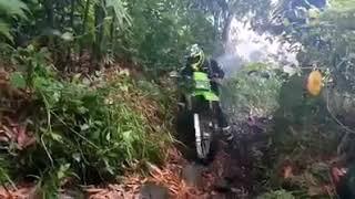 Motor nyangkut di pohon bambu tengah hutan Trail adventure full gas.