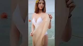 cewek cantik tiktok di pantai