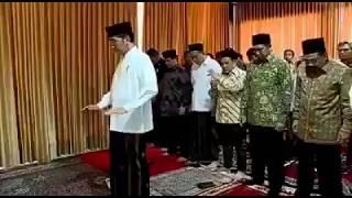 Jokowi - Shalat Katanya Pencitraan
