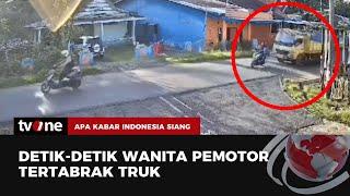 BRAAKK Detik-detik Truk Tabrak Pengendara Motor hingga Jatuh Terekam CCTV  AKIS tvOne