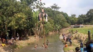 PANJAT PINANG LUCU NGAKAK DITENGAH SUNGAI  Rusuh Mainya keroyokan 