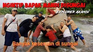 Ngintip Bapak bapak mandi di sungai