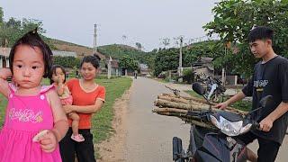 A single mother selling firewood meets a kind guy who helps her