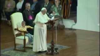 Un enfant enlace le pape François et sinstaller dans le fauteuil papal