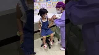 勇敢的 5 歲小女孩打兒童 BNT 疫苗