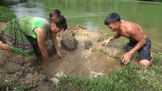 Primitive Life - Easy Fish Trap By Dig Deep Mud Hole - Unique Fishing Catch Fish By Hand