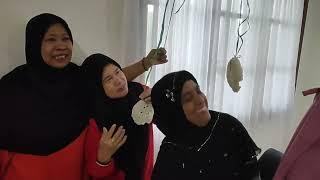 hehe lucu ibu2 lomba makan kerupuk padahal agustus masih jauuuh