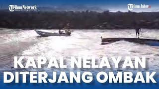 OMBAK PANTAI CIPATUJAH TASIKMALAYA HEMBUSKAN KAPAL NELAYAN HINGGA TERGULING NELAYAN TERPELANTING