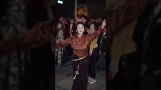 怎么抵抗？#街拍 #锅庄舞  Dance Video  Girl Dance