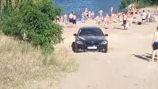 В Днепре автомобиль BMW застрял в песке