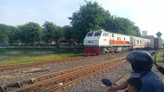 KA 430A Tumapel spesial bawa 2 LD K1 SS berpapasan dengan KA 75A Pandalungan di Stasiun Wonokromo