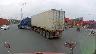 Một khi mà đã vội thì lái xe container bất chấp quay đầu giữa ngã tư