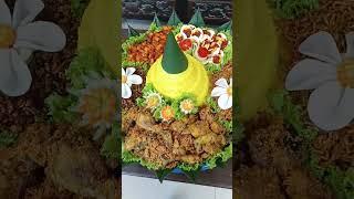 Tumpeng 20 porsi dengan menu komplit