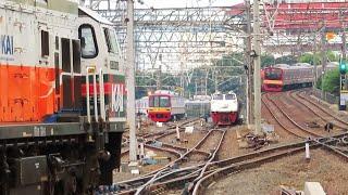 Kumpulan Kereta Api Eksekutif Elit KRL Commuter Line dan Lokomotif di Stasiun Jakarta Kota