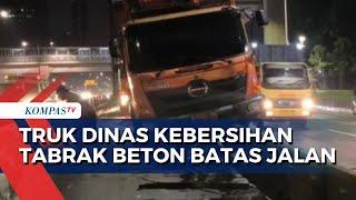 Tabrak Beton Pembatas Jalan Truk Dinas Kebersihan Sempat Tersangkut