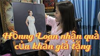 Hồng Loan nhận quà từ khán giả gửi tặng