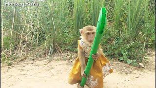 YaYa Walking Escorts Mom Carrying Plastic Stick Defending