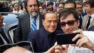 Silvio Berlusconi a Trieste nel 2018 labbraccio dei fan alluscita dallalbergo