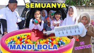 SEMUA MURID SEKOLAH MANDI BOLA DI DALAM MOBIL SERU BANGET  CHIKAKU FAMILY