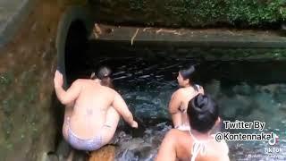 Tante Pamer pantat di sungai