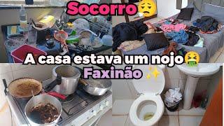 FAXINA PESADA NOS QUARTOS E NO BANHEIROA CASA TAVA UM NOJO.