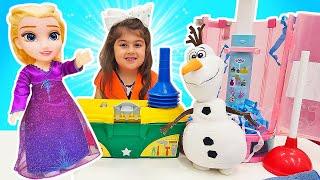 Oyuncak Frozen Elsa tıkanan duş giderini açıyor Kız ve erkek çocuklar için oyun videoları